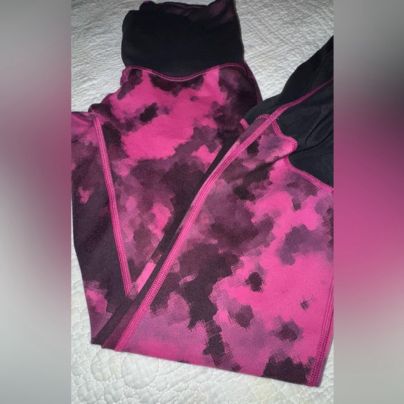 🖤 Lululemon Sweaty Endeavor Tight
Blooming Pixie Raspberry Black / Black - Picture 14 of 15